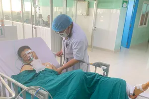 Một đại úy CSGT bị tông gãy chân, dập phổi