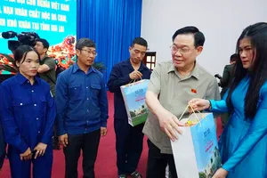 Chủ tịch Quốc hội thăm, tặng quà gia đình chính sách, người lao động ở Gia Lai