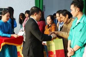 Chủ tịch Hội đồng Dân tộc tặng quà Tết cho người lao động ở Gia Lai