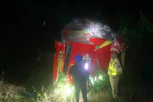 Xe khách chở 37 người lao xuống vực do nổ bình hơi thắng xe