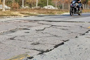 Xuất hiện nhiều vết nứt toác trên đèo Lò Xo