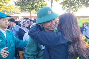 Xúc động cảnh người thân bịn rịn chia tay tân binh ngày nhập ngũ