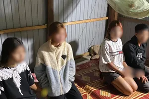 Nhóm thanh niên làng 'mở tiệc' chơi ma túy