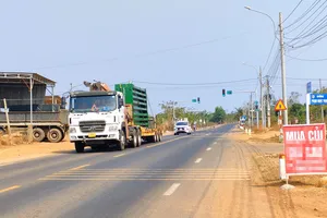 Người dân nhận tiền hỗ trợ từ dự án đường Hồ Chí Minh đoạn tránh Chư Sê sau 8 năm