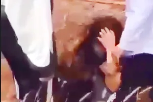 Một nữ sinh lớp 9 bị nhóm bạn đánh dã man