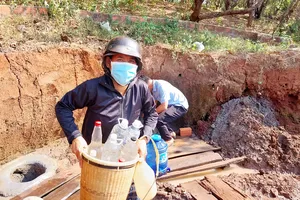 Người dân vùng biên giới Gia Lai đánh xe công nông đi xin nước sạch