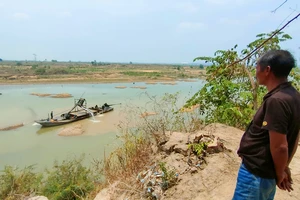 Kon Tum: Khai thác cát gây sạt lở nghiêm trọng sông Đăk Bla