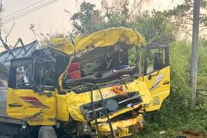 Lật xe tải trên đèo Lò Xo, 2 người tử vong