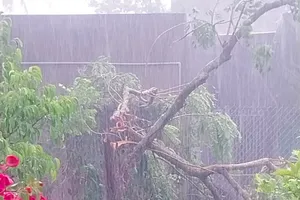 Mưa đá ở Gia Lai khiến nhiều nhà dân bị tốc mái