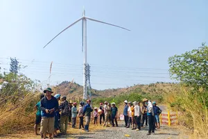 Cánh quạt điện gió gãy, nhiều người hiếu kỳ tụ tập xem