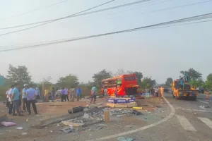 2 xe khách tông nhau, 1 người chết, nhiều người bị thương