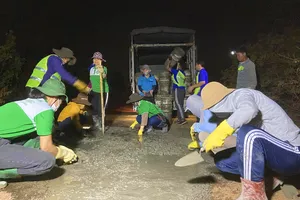 'Biệt đội' vá đường đêm khuya