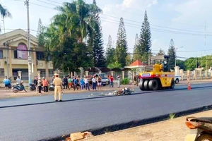 Xe máy va chạm với xe lu, cháu bé 6 tuổi tử vong