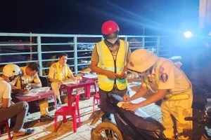 Lái xe hộ cho người uống rượu, bia lại vi phạm nồng độ cồn