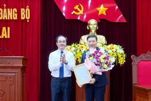 Trao quyết định của Thủ tướng bổ nhiệm Chủ tịch UBND tỉnh Gia Lai làm Thứ trưởng Bộ Nội vụ