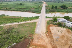 Cầu đưa vào sử dụng nhưng đường dẫn làm chưa xong