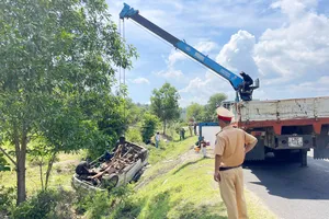 Lật xe khách trên quốc lộ 25 