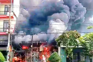 Cơ sở kinh doanh phòng trà phát cháy, hàng xóm hốt hoảng sợ cháy lan 