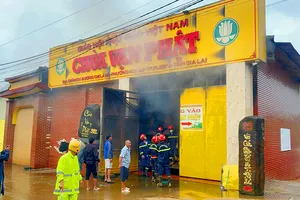 Chùa Vạn Phật bốc cháy, hơn 100 người tham gia dập lửa