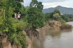 Nhiều hộ dân ở Gia Lai thấp thỏm với nguy cơ núi lở, sông lấn