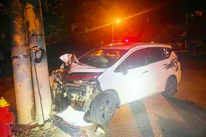 Ô tô tông trụ điện, 1 người tử vong