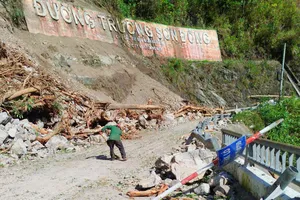 Đất, đá sạt lở, vùi lấp mặt đường Trường Sơn Đông