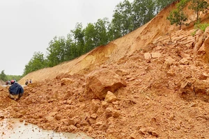 Nhiều nơi ở Bình Định bị ngập, sạt lở đất