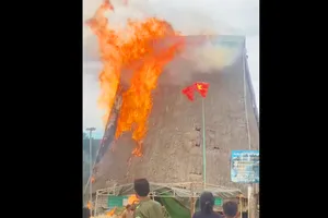 Cháy nhà rông nghi do 3 thiếu niên đốt giấy hút thuốc