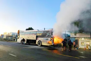 Cháy xe khách giường nằm trên quốc lộ 14