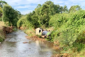 Xe chở bê tông lao xuống suối, tài xế tử vong