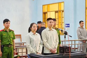 Hoãn phiên tòa vụ mua bán tài khoản ngân hàng rồi đưa ra nước ngoài