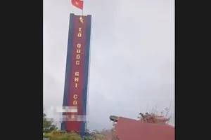 Vì sao cánh kỳ đài tưởng niệm liệt sĩ ở Gia Lai vừa làm đã ngã đổ? 