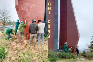 UBND thị xã An Khê thông tin về cánh kỳ đài tưởng niệm ngã đổ