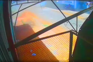 Clip nhóm phụ nữ đốt phế liệu gây nổ lớn ở Gia Lai