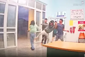 Nữ nhân viên y tế bị nhóm người đàn ông say rượu đánh nhập viện