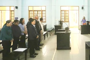 Hoãn phiên tòa xử cựu phó chủ tịch huyện cấp khống sổ hồng