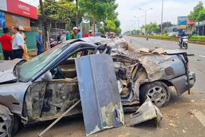 Xe ô tô bất ngờ tăng tốc lao vào hàng cây xanh khiến 3 người bị thương nặng
