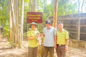 Bàn giao khỉ đuôi dài quý hiếm cho Vườn Quốc gia Chư Mom Ray 