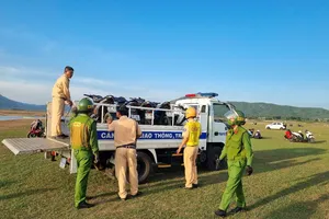 Nhóm chạy xe độ chế bỏ chạy tán loạn khi bị công an vây bắt