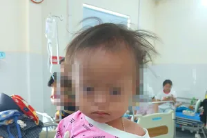 Bé gái bị bỏ rơi tại bệnh viện kèm mảnh giấy "nhờ bác sĩ tìm cho người nuôi bé"