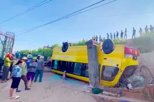Xe chở 20 em học sinh bị lật, nhiều em bị thương
