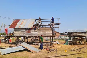 Mưa kèm gió lốc làm hơn 100 nhà dân ở Bắc Tây Nguyên bị tốc mái