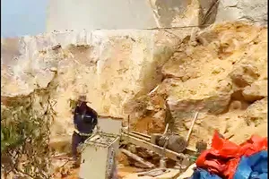 Công an nổ súng bắt nhóm khai thác đá trái phép tại núi Hòn Chà