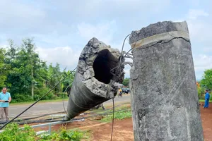 Khắc phục xong hàng loạt trụ điện bị gãy đôi ở Gia Lai