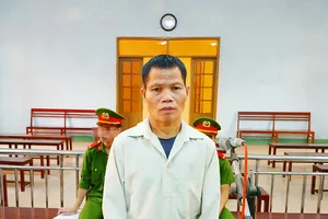 Bị bắt sau hơn 12 năm giở trò đồi bại với con riêng của vợ