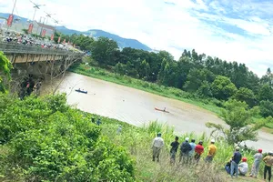 Thiếu niên nhảy cầu xong bơi vào bờ, trốn lên rẫy khiến hàng chục người đi tìm