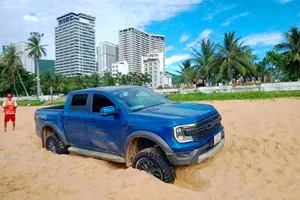 Bị phạt vì lái ô tô vào bãi biển