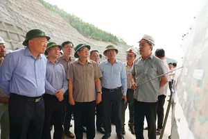 Ông Nguyễn Hòa Bình kiểm tra dự án cao tốc Bắc - Nam: Thi công nhanh, đảm bảo chất lượng