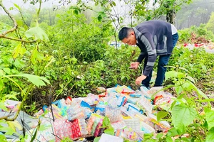 Cả đống đồ chơi, kẹo bị vứt dọc đường ở Gia Lai