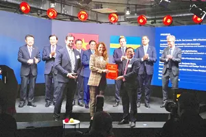 Bình Định trao chứng nhận đầu tư dự án tái chế vải 1 tỉ USD cho tập đoàn của Thụy Điển